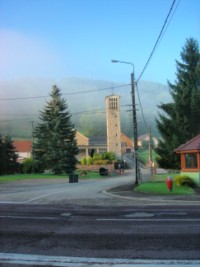 La silhouette de l'église Saint-Bernard dans la brume.