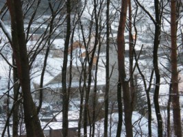 Le village de Reyersviller et l'église Saint-Bernard en hiver, depuis le sommet de la colline du Schimberg.