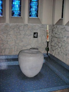 Les fonts baptismaux de l'église de Reyersviller, construite en 1956, sont réalisés en pierre de Volvic.