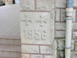 La pierre de fondation porte la date de construction de l'édifice, 1956.