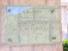 Une plaque commémorative rappelle la mémoire du chanoîne Joseph Nulland.