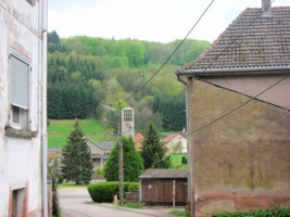 L'église et le cimetière depuis le centre du village.