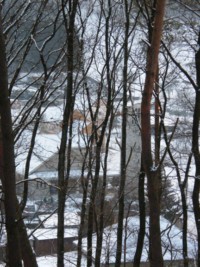 L'église Saint-Bernard de Reyersviller et le cimetière depuis la colline du Schimberg.