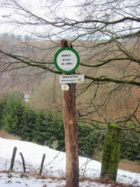 Le sentier du Club vosgien qui traverse le chemin de croix rejoint plus haut le col du Schimberg, à proximité d'une belle fontaine restaurée, nommée localement Bour's Brinnel.