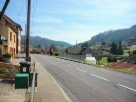 Le village de Reyersviller et l'église Saint-Bernard.