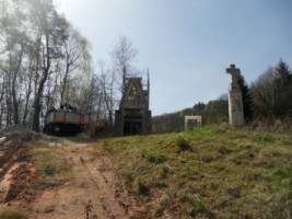 La chapelle Sainte-Hélène, qui avait disparu, est reconstruite en 2012 à proximité de la croix en face du Roppeviller Mühle.