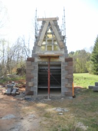 La chapelle se situe en face de l'ancien moulin de Roppeviller, de l'autre côté de la route.