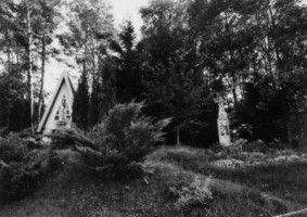 La croix se situe à proximité de la chapelle Sainte-Hélène, au lieu-dit Roppeviller Mühle (photographie du service régional de l'inventaire de Lorraine).