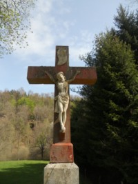 La croix se situe à quelques mètres du Roppeviller Mühle, en bordure de la route départementale.