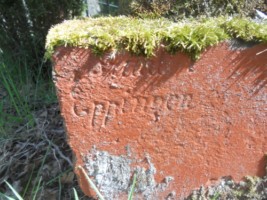 La croix est signée : le nom de l'artiste, difficilement identifiable, apparaît sur le socle, ainsi que le nom du village d'Epping ("Eppingen").