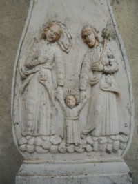 La Sainte Famille en marche est représentée sur le registre inférieur du fût-stèle.