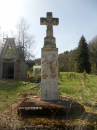La croix porte la date 1786, en partie illisible.