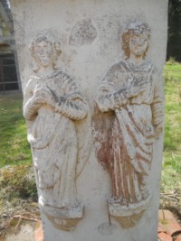 La Très Sainte Vierge et saint Jean sont représentés sur le fût.
