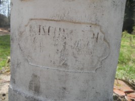 Une inscription figure au pied du fût et précise les conditions de l'érection de la croix.