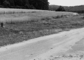 Les vestiges de la croix sont visibles en bordure de la route départementale.