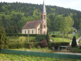 La charmante église du village de Roppeviller est dédiée à l'Assomption de la Très Sainte Vierge.
