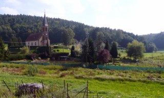 Curieusement placée à l'écart de l'axe principal de l'agglomération, l'église surplombe le village au sud. Elle est érigée en 1791, sous le vocable de l'Assomption de la Sainte Vierge.