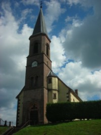 Le clocher de l'église paroissiale de Roppeviller.