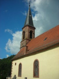 La tour-clocher de l'église de Roppeviller, depuis le petit cimetière qui entoure encore l'édifice.