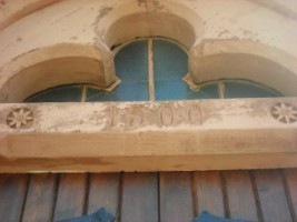 Le linteau de la porte de l'église indique la date de 1900.