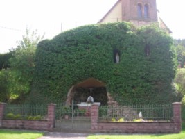 Au centre du village de Roppeviller, une belle rplique de la grotte de Lourdes est rige au pied de l'glise paroissiale, ddie  l'Assomption de la Trs Sainte Vierge.