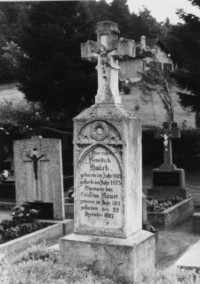 La tombe de la famille Hauck présente un décor néogothique.