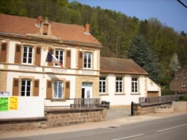 Dans la rue principale se dresse le bâtiment de la mairie-école du village.