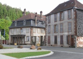 Le bâtiment de direction de la cristallerie.