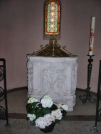 Les fonts baptismaux, partie du plan d'ensemble du mobilier, s'inspirent très largement de ceux de l'ancienne chapelle castrale de Mousson, en Meurthe-et-Moselle, détruite avec tout son mobilier en 1944.