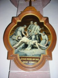 La onzième station du chemin de croix : " Jesus wird an das Kreuz genagelt " (Jésus a été cloué sur la Croix).