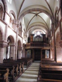 La nef de l'église Saint-Louis et l'orgue principal.