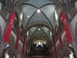 L'église de Saint-Louis-lès-Bitche est parée de nombreux oriflammes lors des célébrations solennelles, comme la Fête-Dieu.