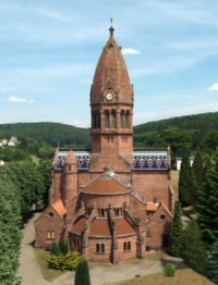 La splendide église Saint-Louis trône sur le village et la vallée.