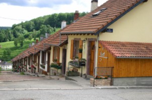 Les petites maisons mitoyennes des ouvriers de la cité Albert (photographie de la com. de com. du pays du verre et du cristal).