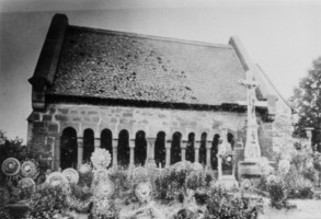 La deuxième croix du cimetière, située encore devant l'ossuaire en 1936.