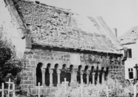 L'ossuaire vu de gauche après les destructions de 1945.