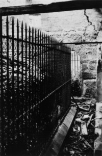 Vue intérieure de l'ossuaire en 1945.