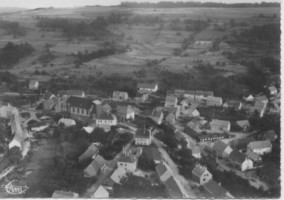 L'église et le village en 1956 : le clocher est encore provisoire.