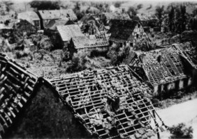 Les toits du village sont totalement détruits par les bombardements de l'hiver 1944-1945.