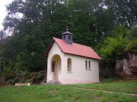 La petite chapelle Saint-Wendelin est située sur le chemin du Simserhof, à proximité de la salle des fêtes de Schorbach.