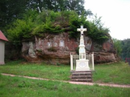 Une croix monumentale est érigée en 1854 en l'honneur de saint Wendelin et de saint Roch, en remerciement pour la fin d'une épidémie.