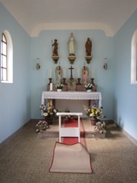 Les statues de saint Roch et de saint Wendelin encadrent celle de la Sainte Vierge dans la chapelle.