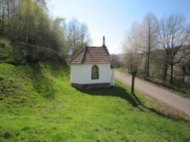 La chapelle est érigée en 1919-1920 et dédiée à sainte Thérèse dès 1925.