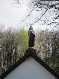 Une statue de sainte Thérèse domine la silhouette de la petite chapelle.