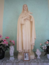 Une statue de sainte Thérèse de Lisieux est située sur l'autel de la chapelle de Schorbach.