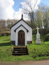 La chapelle Sainte-Thérèse et la croix de chemin sont érigées en bordure de la route de Bitche par les hauteurs de la Rosselle.