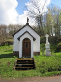 Les croix de chemin sont frquemment difies  proximit de chapelles ou d'oratoires, dont elles sont parfois  l'origine. Tmoin du dveloppement de la dvotion  sainte Thrse de l'Enfant-Jsus, une chapelle construite dans les annes 1920 lui est ddie  Schorbach.