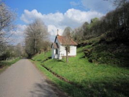 La chapelle est située en bordure du chemin goudronné descendant des hauteurs du Freudenberg vers le village de Schorbach.