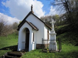 La chapelle est dédiée à sainte Thérèse de Lisieux en 1925, l'année même de sa canonisation.