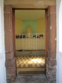 Un petit autel est érigé dans la chapelle, dominé par une belle statue de sainte Thérèse.